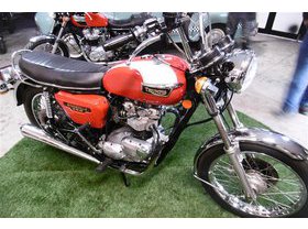 Triumph T 140