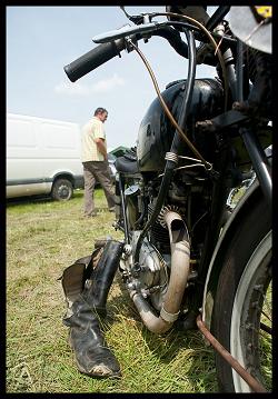 La piste, arrivage moto, inauguration