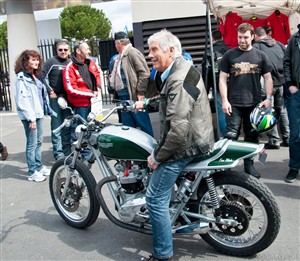 AGOSTINI sur une ex TRIUMPH du Hound